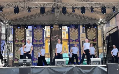 „Folk młodym krokiem”